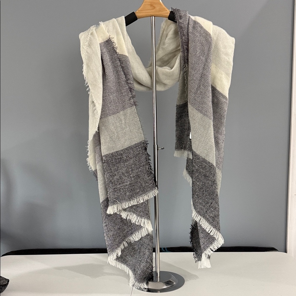 Elegant Gray and Cream Scarf